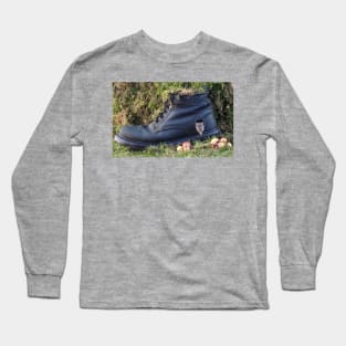 George the mouse in a old boot house Long Sleeve T-Shirt